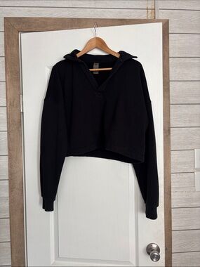 Mono B Black Cropped Pullover Sweatshirt
